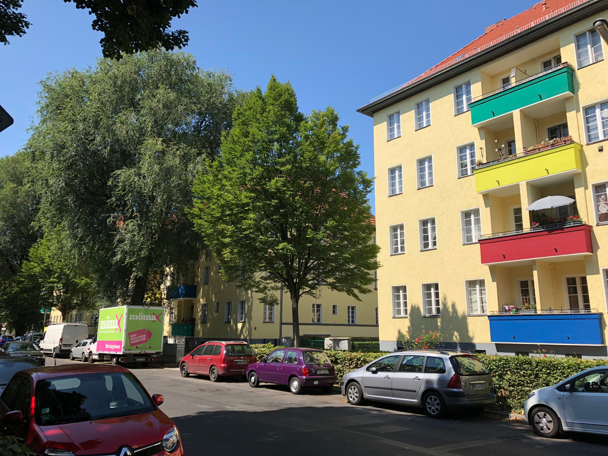 Wohnhaus mit begrüntem Umfeld